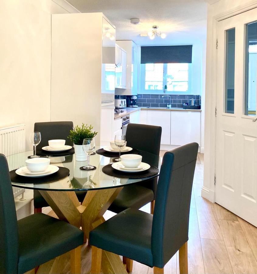 3 Bedroom - 2 Bathroom Townhouse In Corstorphine Near Murrayfield Stadium - Direct Bus To Edinburgh City Centre In 20 Minutes - Two Private Parking Spaces - Private Sunny Garden - Recently Refurbished Exteriér fotografie
