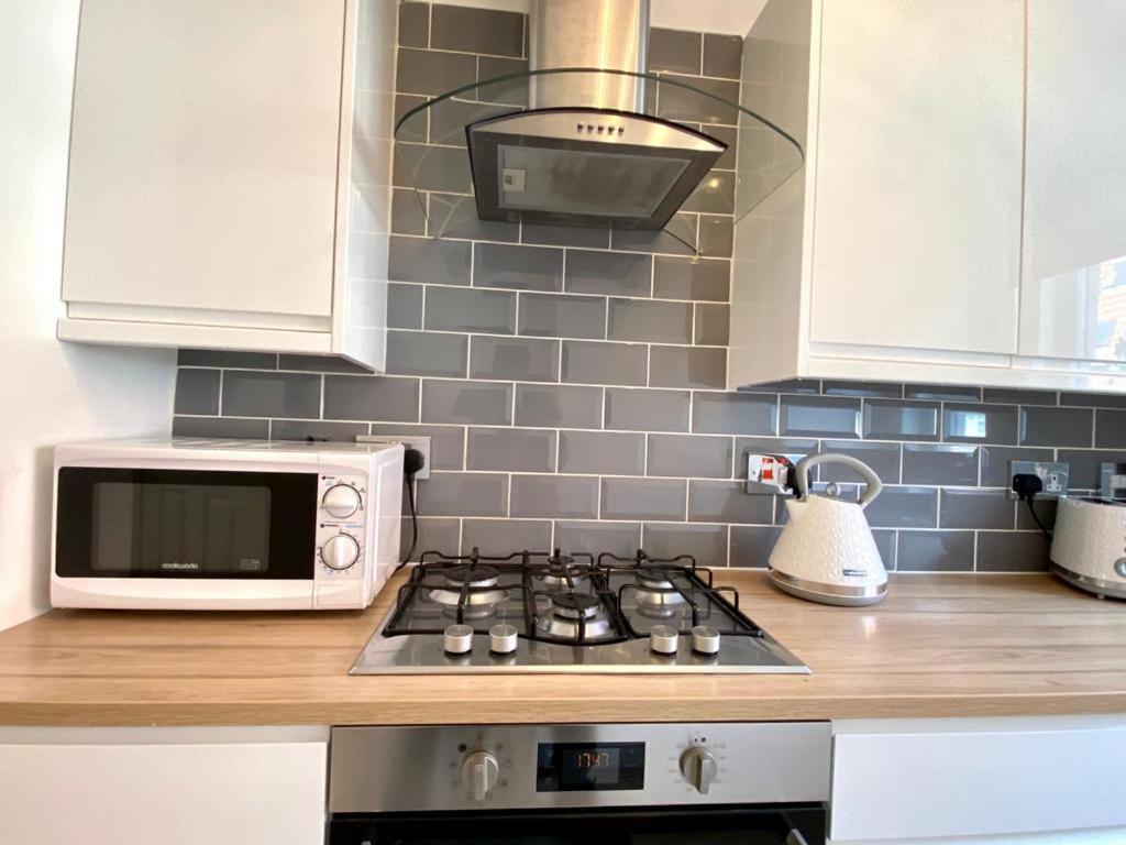 3 Bedroom - 2 Bathroom Townhouse In Corstorphine Near Murrayfield Stadium - Direct Bus To Edinburgh City Centre In 20 Minutes - Two Private Parking Spaces - Private Sunny Garden - Recently Refurbished Exteriér fotografie