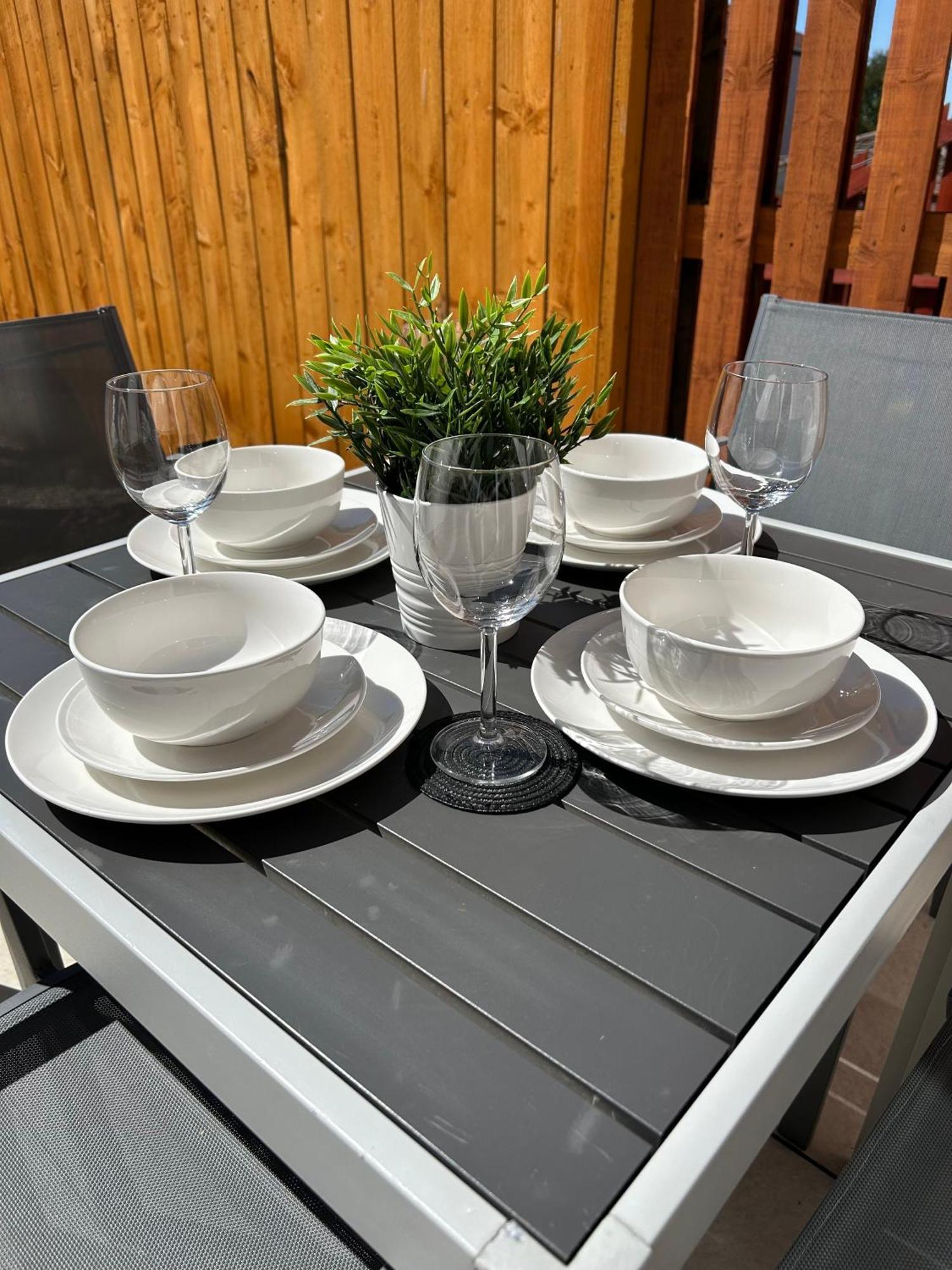 3 Bedroom - 2 Bathroom Townhouse In Corstorphine Near Murrayfield Stadium - Direct Bus To Edinburgh City Centre In 20 Minutes - Two Private Parking Spaces - Private Sunny Garden - Recently Refurbished Exteriér fotografie